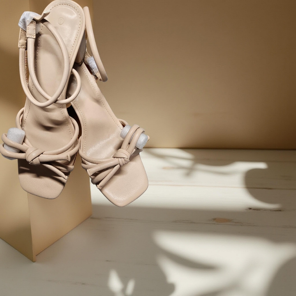 1NWOT  Vetaste Creamy pink Colored Strappy heeled Sandals size 7.5